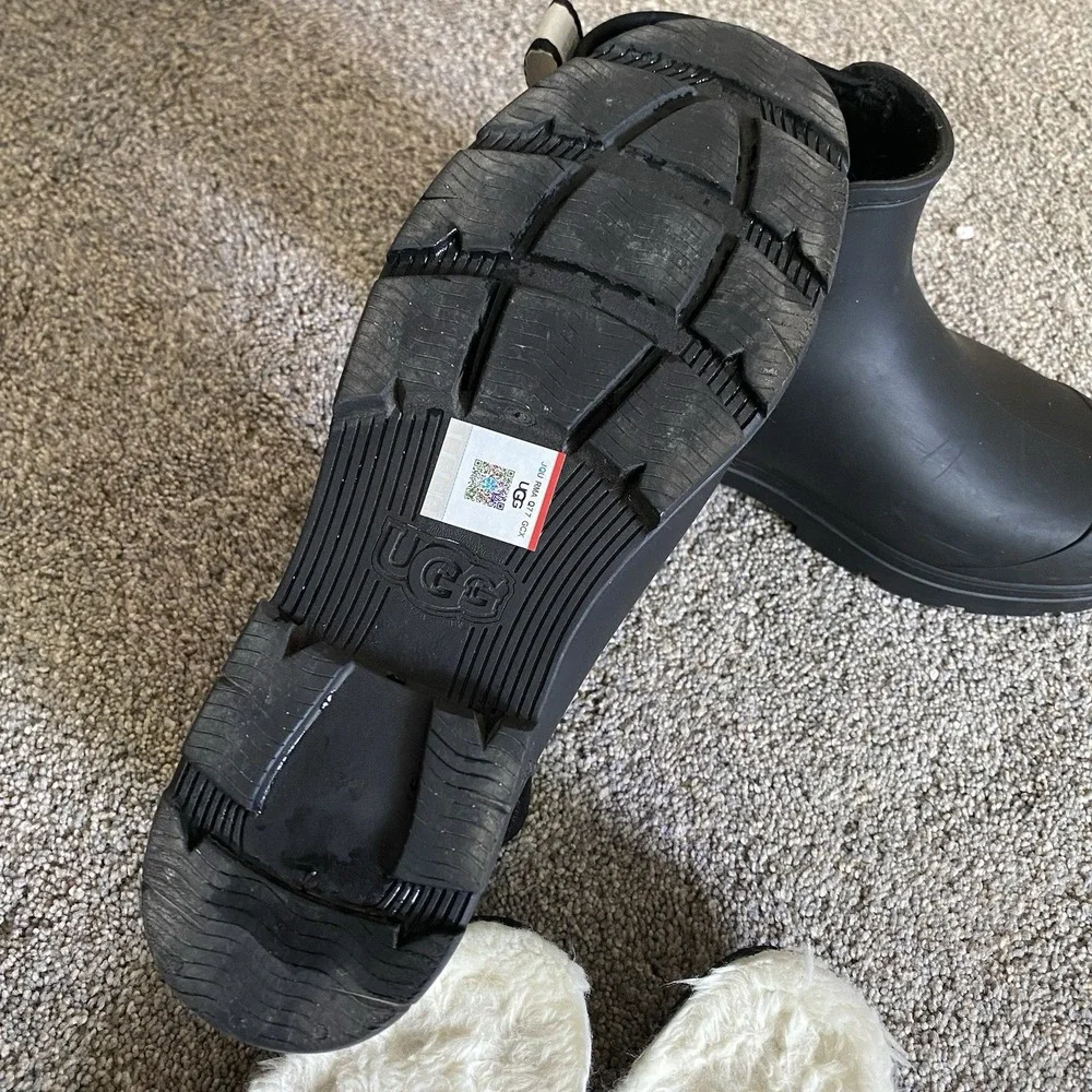 UGG Rain Chelsea Ankle Boots Sz 10M Black Waterproof Lug Sole Garden Outdoor
